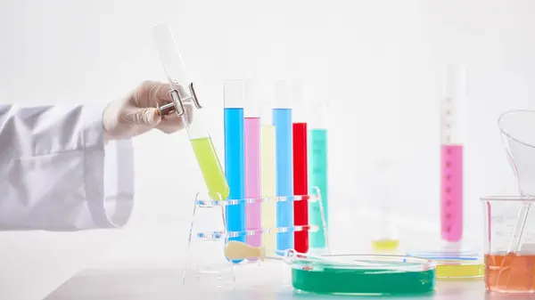 Modern Laboratuvar Ayarlarında Bilimsel Deneyler Yapan Eller.