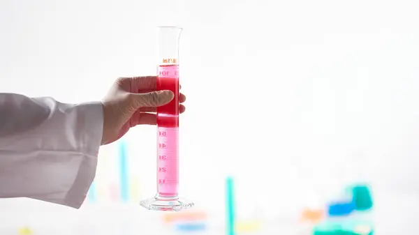 Modern Laboratuvar Ayarlarında Bilimsel Deneyler Yapan Eller.