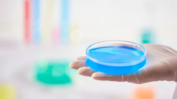 Modern Laboratuvar Ayarlarında Bilimsel Deneyler Yapan Eller.