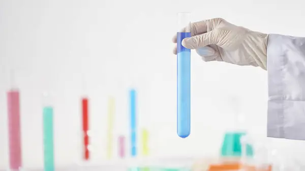 Modern Laboratuvar Ayarlarında Bilimsel Deneyler Yapan Eller.