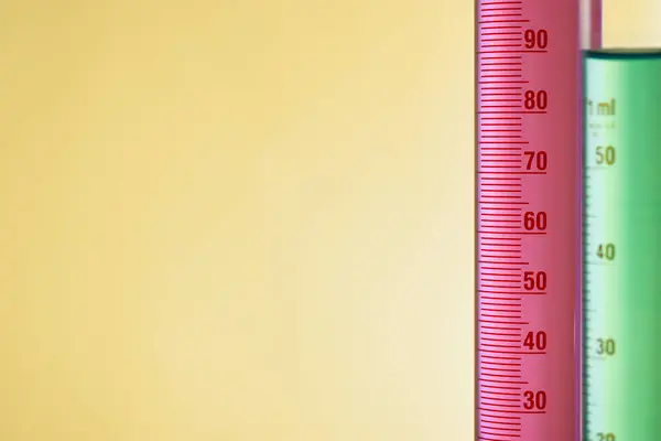 Sıvı cam test tüpleri. Modern Bilim ve Araştırma Arkaplanı için Renkli Laboratuvar Camları.