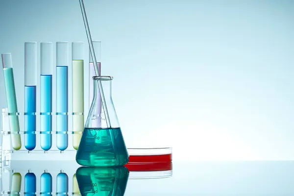Sıvı cam test tüpleri. Modern Bilim ve Araştırma Arkaplanı için Renkli Laboratuvar Camları.