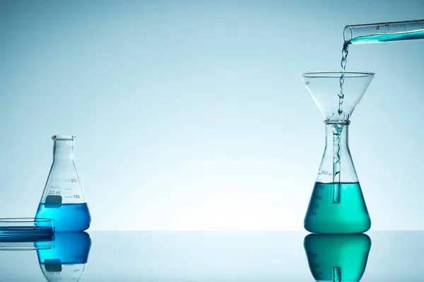 Sıvı cam test tüpleri. Modern Bilim ve Araştırma Arkaplanı için Renkli Laboratuvar Camları.