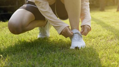 Güneşli bir günde açık havada koşma rutini. Hareketli Motivasyon. Fitness Yolculuğunuza Başlayın.