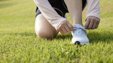 Güneşli bir günde açık havada koşma rutini. Hareketli Motivasyon. Fitness Yolculuğunuza Başlayın.