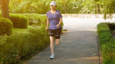 Güneşli bir günde açık havada koşma rutini. Hareketli Motivasyon. Fitness Yolculuğunuza Başlayın.