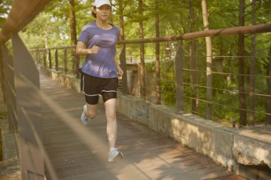 Güneşli bir günde açık havada koşma rutini. Hareketli Motivasyon. Fitness Yolculuğunuza Başlayın.