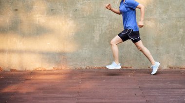 Güneşli bir günde açık havada koşma rutini. Hareketli Motivasyon. Fitness Yolculuğunuza Başlayın.