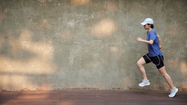 Güneşli bir günde açık havada koşma rutini. Hareketli Motivasyon. Fitness Yolculuğunuza Başlayın.