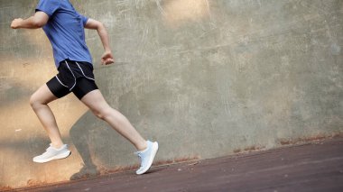 Güneşli bir günde açık havada koşma rutini. Hareketli Motivasyon. Fitness Yolculuğunuza Başlayın.