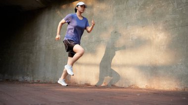 Güneşli bir günde açık havada koşma rutini. Hareketli Motivasyon. Fitness Yolculuğunuza Başlayın.