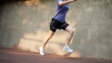 Güneşli bir günde açık havada koşma rutini. Hareketli Motivasyon. Fitness Yolculuğunuza Başlayın.