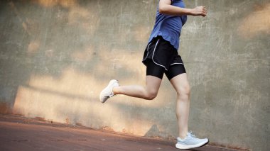 Güneşli bir günde açık havada koşma rutini. Hareketli Motivasyon. Fitness Yolculuğunuza Başlayın.