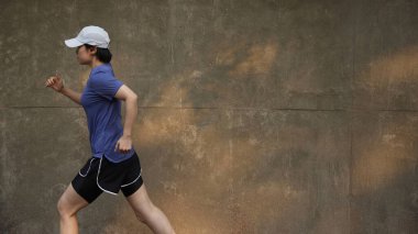 Güneşli bir günde açık havada koşma rutini. Hareketli Motivasyon. Fitness Yolculuğunuza Başlayın.