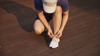 Güneşli bir günde açık havada koşma rutini. Hareketli Motivasyon. Fitness Yolculuğunuza Başlayın.