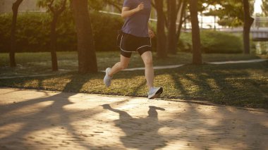 Güneşli bir günde açık havada koşma rutini. Hareketli Motivasyon. Fitness Yolculuğunuza Başlayın.