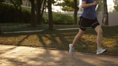 Güneşli bir günde açık havada koşma rutini. Hareketli Motivasyon. Fitness Yolculuğunuza Başlayın.