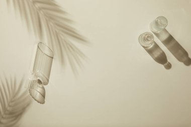 Arka planda gölgeler olan beyaz plastik şişeler. Üst Manzara. düz yatış, üst görünüm.