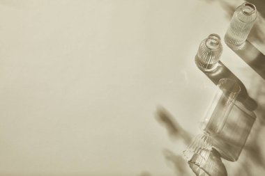 Hafif arka planda cam su şişeleri