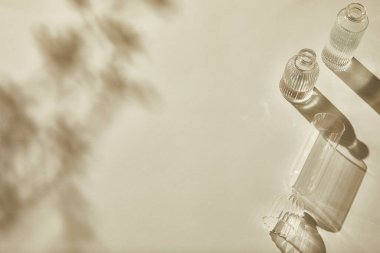 Beyaz arka planda beyaz gölgeli parfüm şişesi