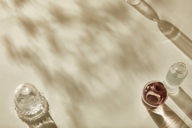 Su beyaz arkaplanda cama sıçrar