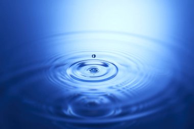 Mavi arkaplanda su damlası