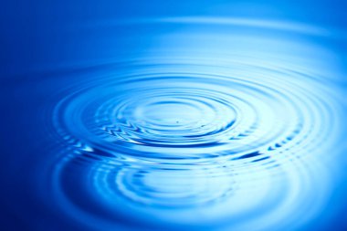 Mavi su damlası arkaplanını kapat