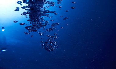 Su kabarcıkları, su altı kabarcıkları, su altı kabarcıkları.