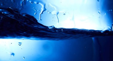 Su kabarcıklarla sıçrıyor.