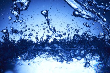 Kabarcıklı su yüzeyi