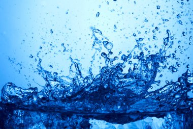 Beyaz arkaplanda mavi su sıçraması