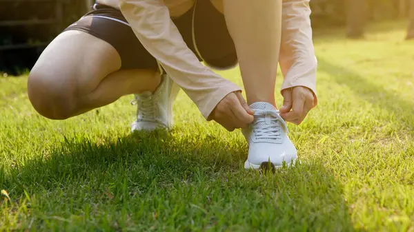 Güneşli bir günde açık havada koşma rutini. Hareketli Motivasyon. Fitness Yolculuğunuza Başlayın.