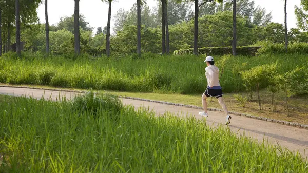 Güneşli bir günde açık havada koşma rutini. Hareketli Motivasyon. Fitness Yolculuğunuza Başlayın.