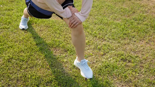 Güneşli bir günde açık havada koşma rutini. Hareketli Motivasyon. Fitness Yolculuğunuza Başlayın.