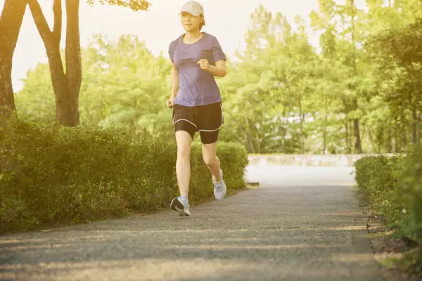 Güneşli bir günde açık havada koşma rutini. Hareketli Motivasyon. Fitness Yolculuğunuza Başlayın.