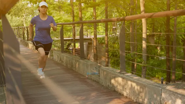 Güneşli bir günde açık havada koşma rutini. Hareketli Motivasyon. Fitness Yolculuğunuza Başlayın.