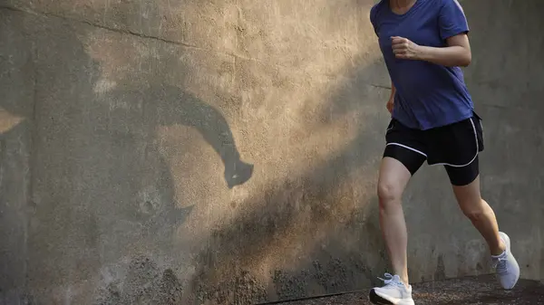 Güneşli bir günde açık havada koşma rutini. Hareketli Motivasyon. Fitness Yolculuğunuza Başlayın.