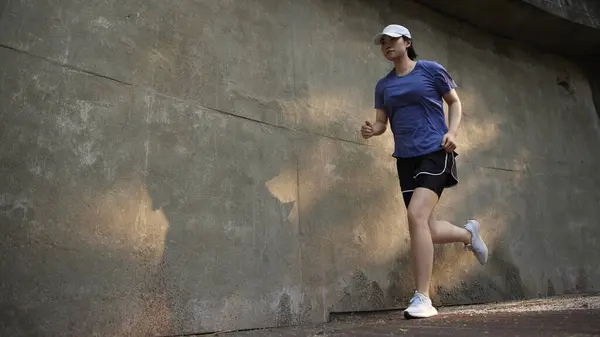 Güneşli bir günde açık havada koşma rutini. Hareketli Motivasyon. Fitness Yolculuğunuza Başlayın.