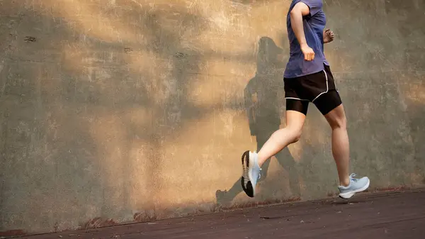 Güneşli bir günde açık havada koşma rutini. Hareketli Motivasyon. Fitness Yolculuğunuza Başlayın.