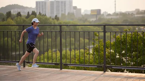 Güneşli bir günde açık havada koşma rutini. Hareketli Motivasyon. Fitness Yolculuğunuza Başlayın.