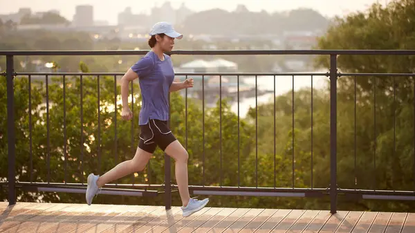 Güneşli bir günde açık havada koşma rutini. Hareketli Motivasyon. Fitness Yolculuğunuza Başlayın.