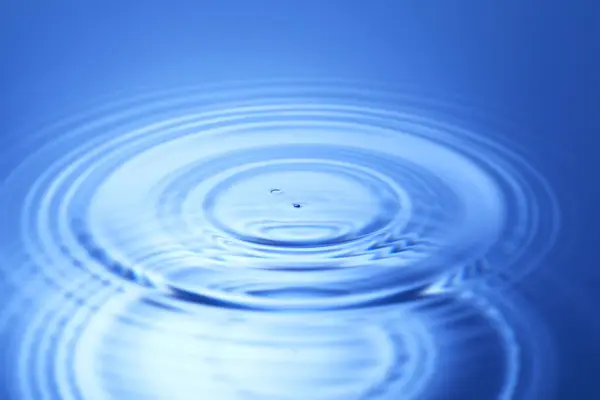 Mavi arka planda su damlası. makro fotoğraf.