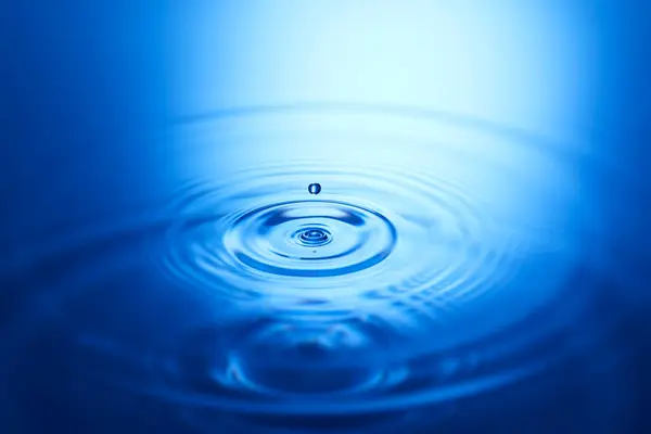 Mavi arkaplanda su damlası