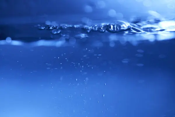 Su damlaları mavi arkaplanda. makro çekim