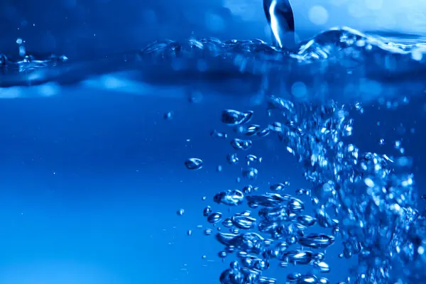 Mavi arkaplanda mavi su sıçraması