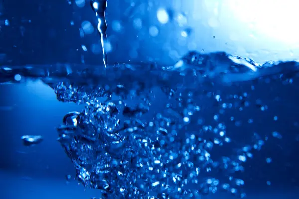 Mavi arkaplanda su damlası