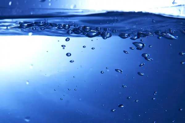 berrak mavi sularda su kabarcıkları