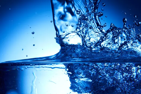 Beyaz arkaplanda mavi su sıçraması