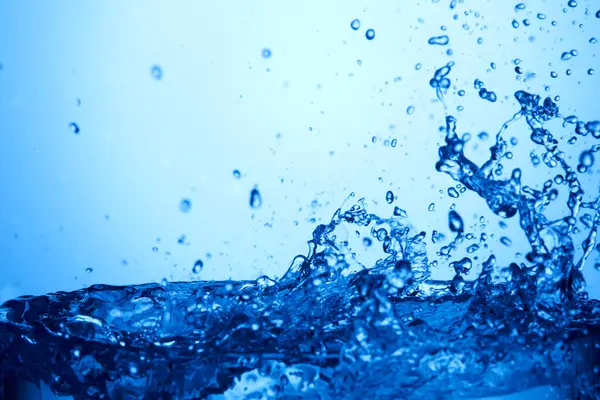 Su kabarcıklar ve hava kabarcıkları ile sıçrıyor