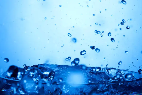 Su sıçramalı soyut mavi arkaplan